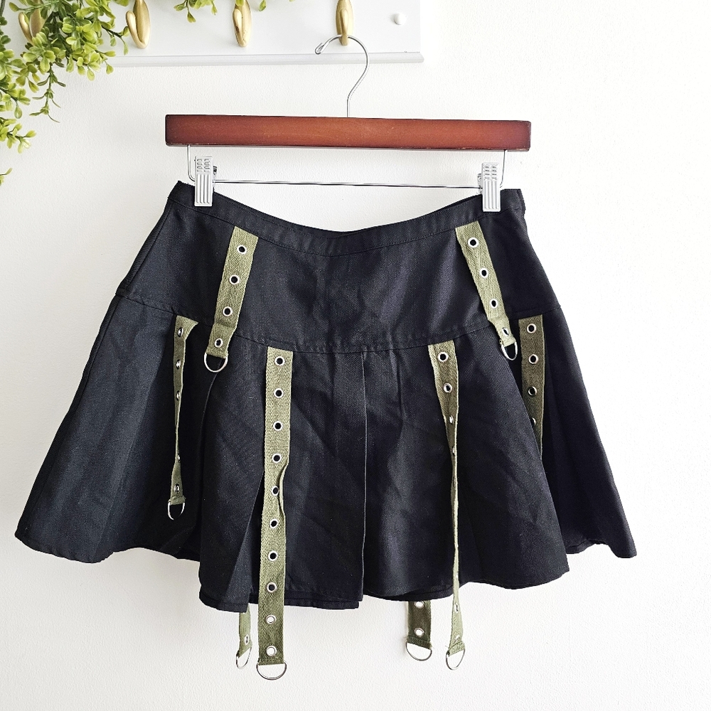 NEW Social Collision Black Green Grommet Tape D-Ring Accents Pleated Skirt Sz MD